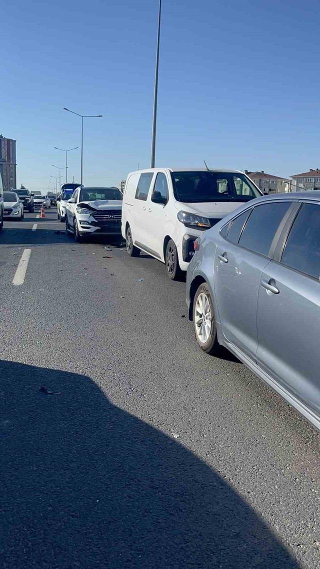 İki ayrı yerde 8 ara&ccedil;lı zincirleme kaza: 3 yaralı 3