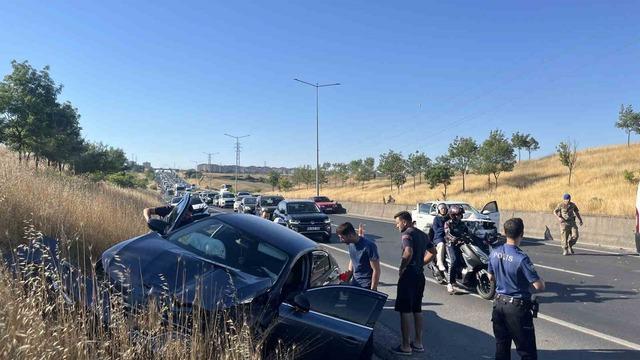 İki ayrı yerde 8 araçlı zincirleme kaza: 3 yaralı