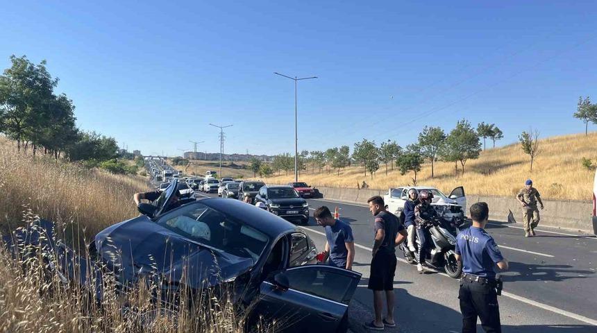 İki ayrı yerde 8 ara&ccedil;lı zincirleme kaza: 3 yaralı