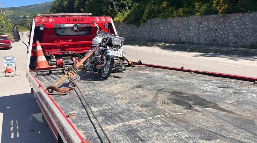 Egzoz patlatarak &ccedil;evreye rahatsızlık veren motosiklet s&uuml;r&uuml;c&uuml;s&uuml;ne ceza yağdı