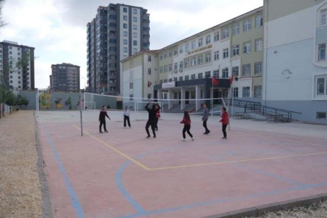 Karne g&uuml;n&uuml; bı&ccedil;aklanan 10&rsquo;uncu sınıf &ouml;ğrencisi ağır yaralandı 4