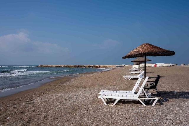 Mezitli Belediyesinden sahillerde &uuml;cretsiz şezlong hizmeti 2
