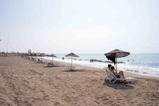 Mezitli Belediyesinden sahillerde &uuml;cretsiz şezlong hizmeti 1