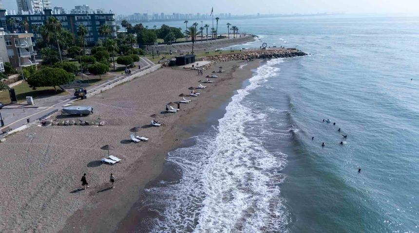 Mezitli Belediyesinden sahillerde &uuml;cretsiz şezlong hizmeti