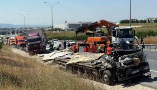 B&uuml;y&uuml;k&ccedil;ekmece&rsquo;de 4 aracın karıştığı zincirleme kaza