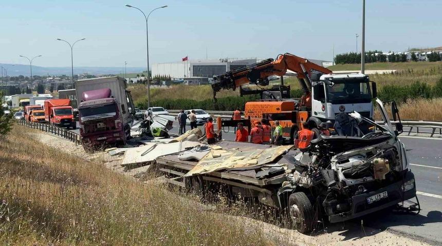 B&uuml;y&uuml;k&ccedil;ekmece&rsquo;de 4 aracın karıştığı zincirleme kaza