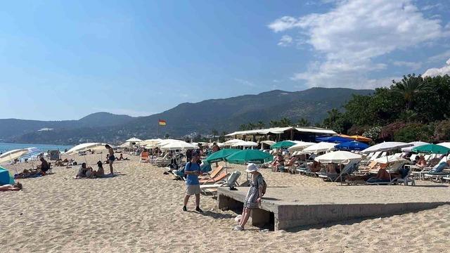 Alanya&rsquo;da hava 32, deniz 26 dereceyi g&ouml;rd&uuml;, turistler sahillere akın etti 4