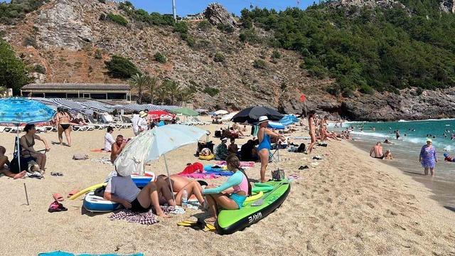 Alanya&rsquo;da hava 32, deniz 26 dereceyi g&ouml;rd&uuml;, turistler sahillere akın etti 3