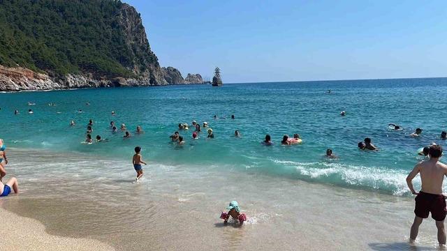 Alanya&rsquo;da hava 32, deniz 26 dereceyi g&ouml;rd&uuml;, turistler sahillere akın etti 2