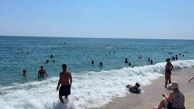 Alanya&rsquo;da hava 32, deniz 26 dereceyi g&ouml;rd&uuml;, turistler sahillere akın etti 1
