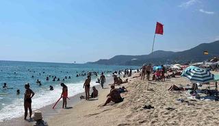 Alanya&rsquo;da hava 32, deniz 26 dereceyi g&ouml;rd&uuml;, turistler sahillere akın etti