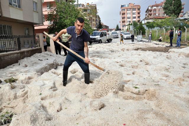 Ankara'da sağanak ve dolu; yollar kapandı