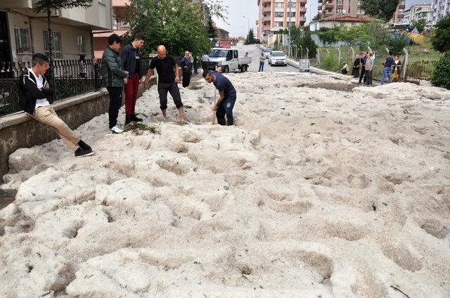 Ankara'da sağanak ve dolu; yollar kapandı