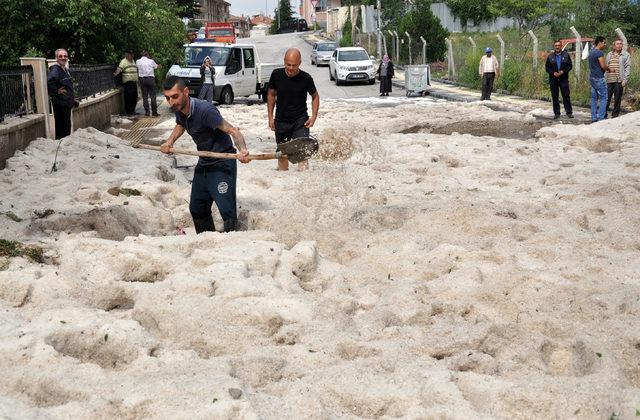 Ankara'da sağanak ve dolu; yollar kapandı