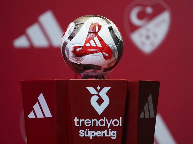 S&uuml;per Lig devi transferi resmen a&ccedil;ıkladı! 1 yıllık imza...