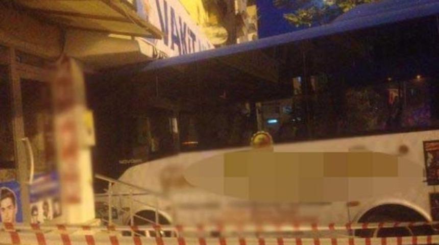 Niğde'de halk otobüsü, AK Parti seçim bürosuna daldı