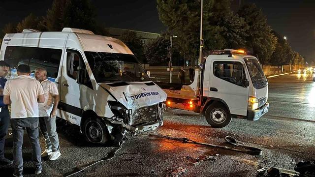 Bursa’da servis minibüsü refüje çıktı: 1 yaralı