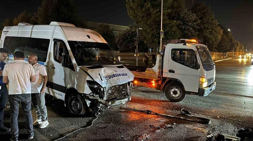 Bursa&rsquo;da servis minib&uuml;s&uuml; ref&uuml;je &ccedil;ıktı: 1 yaralı
