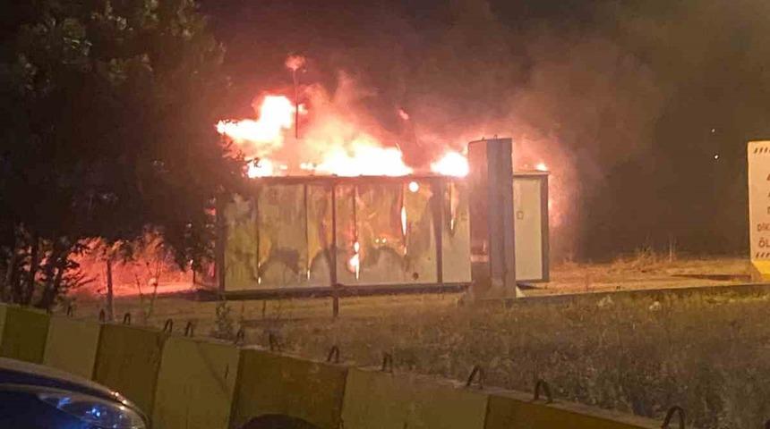 Hatay&rsquo;da alevlere teslim olan konteyner kullanılamaz hale geldi