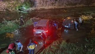 Makas atan otomobille birlikte iki ara&ccedil; dereye u&ccedil;tu: 6 yaralı