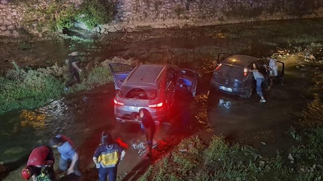 Makas atan otomobille birlikte iki araç dereye uçtu: 6 yaralı