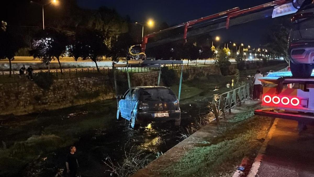 Makas atan otomobille birlikte iki ara&ccedil; dereye u&ccedil;tu: 6 yaralı 1