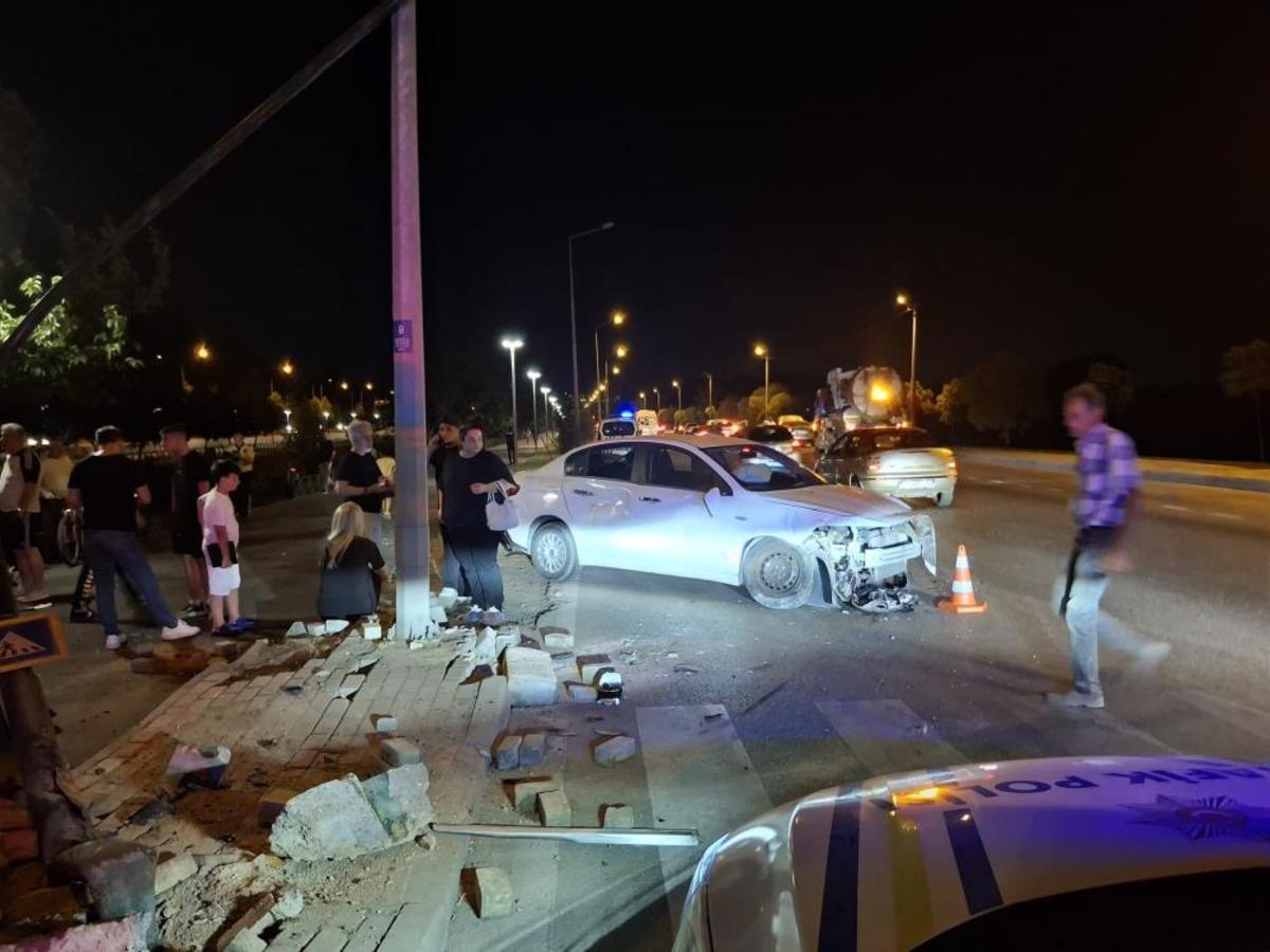 Makas atan otomobille birlikte iki ara&ccedil; dereye u&ccedil;tu: 6 yaralı 2