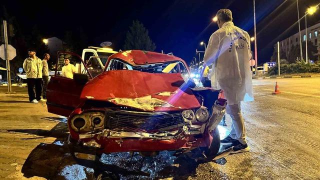 Kırmızı ışık ihlali felaket getirdi: Otomobilin &ccedil;arptığı motosikletli ağır yaralandı 2