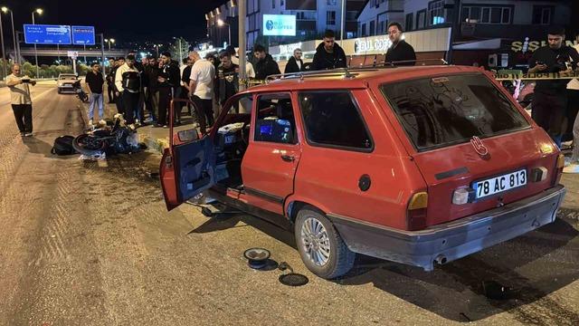 Kırmızı ışık ihlali felaket getirdi: Otomobilin &ccedil;arptığı motosikletli ağır yaralandı 1