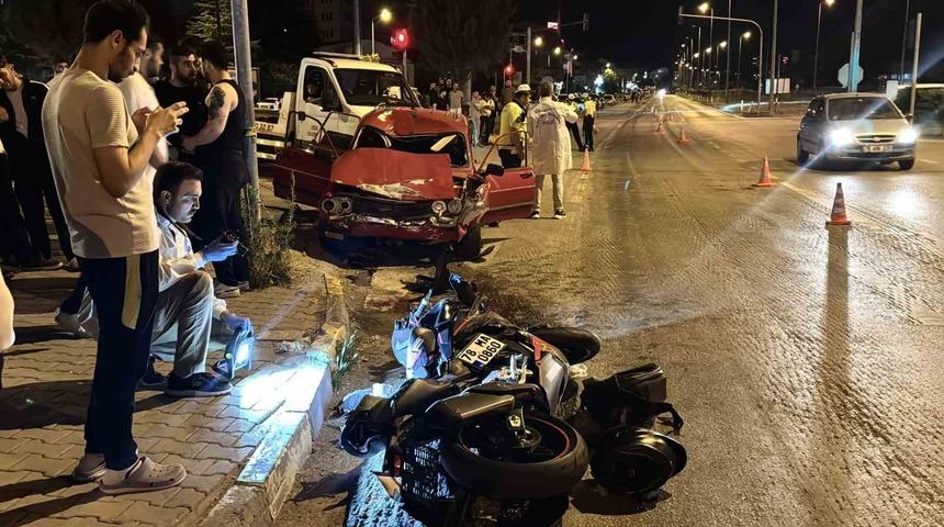 Kırmızı ışık ihlali felaket getirdi: Otomobilin &ccedil;arptığı motosikletli ağır yaralandı