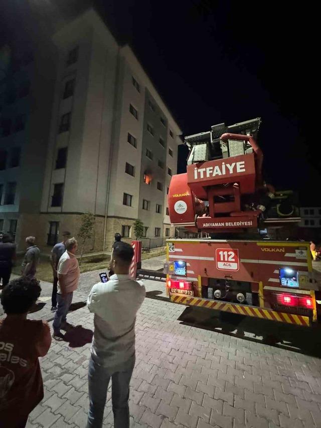 Binada korkutan yangın: 2 kişi dumandan etkilendi 1