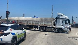 Adana'da tırın iki otomobile &ccedil;arpması sonucu 5 kişi yaralandı