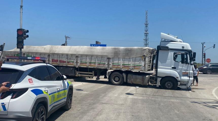Adana'da tırın iki otomobile &ccedil;arpması sonucu 5 kişi yaralandı