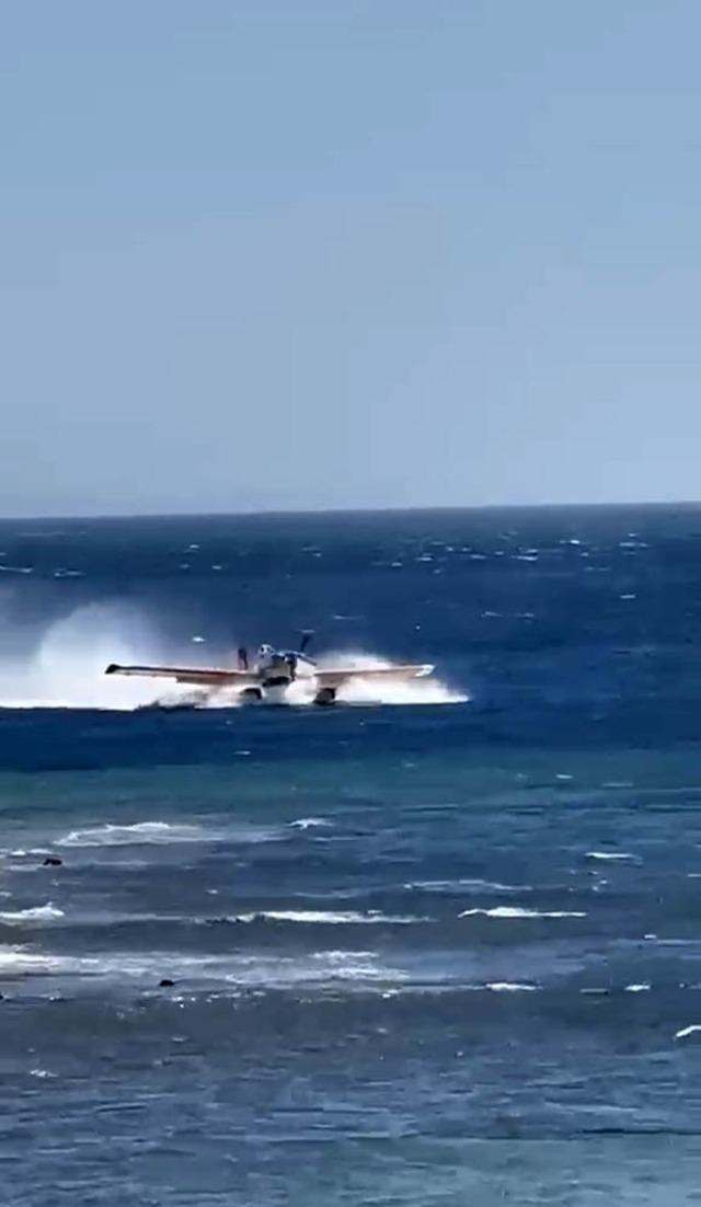 &Ccedil;anakkale&rsquo;de denizden su alan yangın s&ouml;nd&uuml;rme u&ccedil;ağının kalkış yapamadığı anlar ortaya &ccedil;ıktı 1