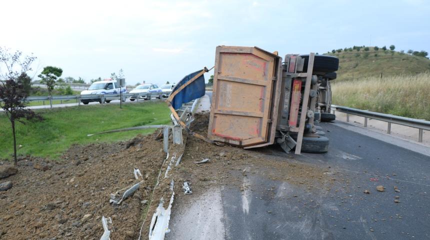 TEM’de hafriyat kamyonu devrildi! Sürücü yakınları muhabire saldırdı