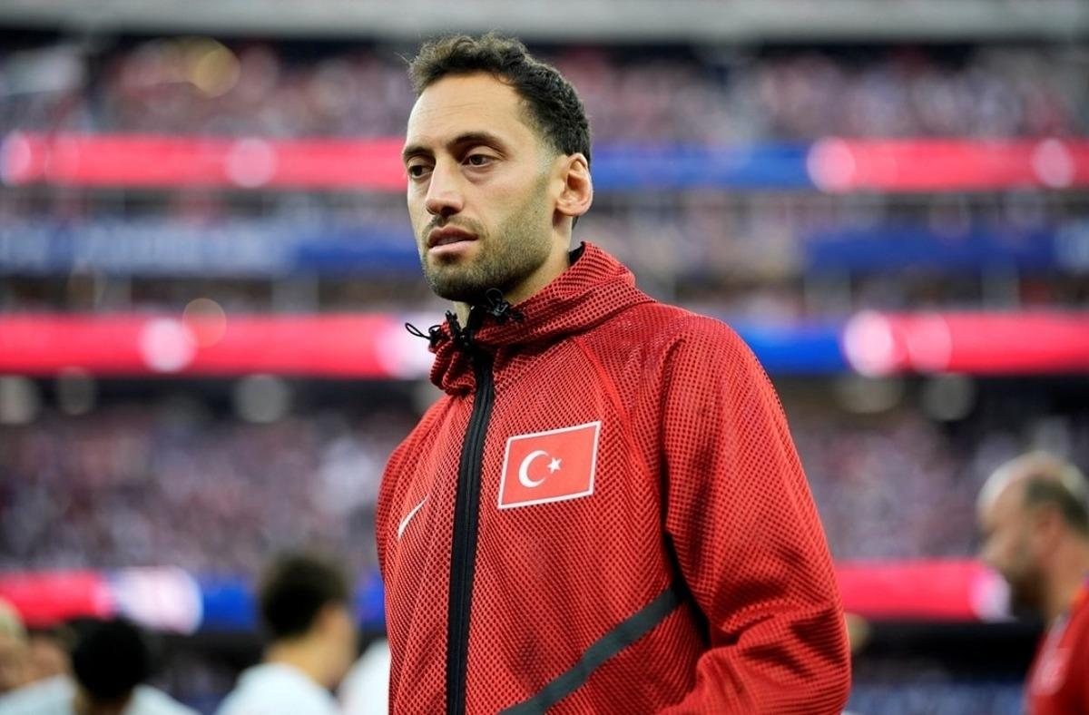&Uuml;lkeye d&ouml;ner d&ouml;nmez paylaştı! Hakan &Ccedil;alhanoğlu ndan beklenen a&ccedil;ıklama geldi 1