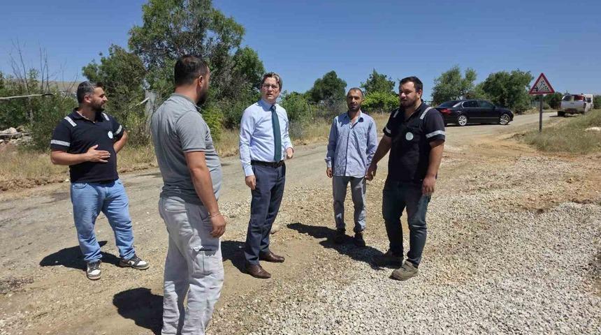 Kemaliye&rsquo;de 16 k&ouml;y&uuml; birbirine bağlayan yolda asfalt mesaisi