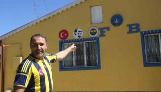 Fenerbah&ccedil;e sevgisini evinin duvarlarında yaşattı