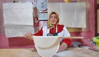 'Evine gidip otursana' diyenleri dinlemedi! G&ouml;zleme satarak 3 &ccedil;ocuğunu m&uuml;hendis yaptı