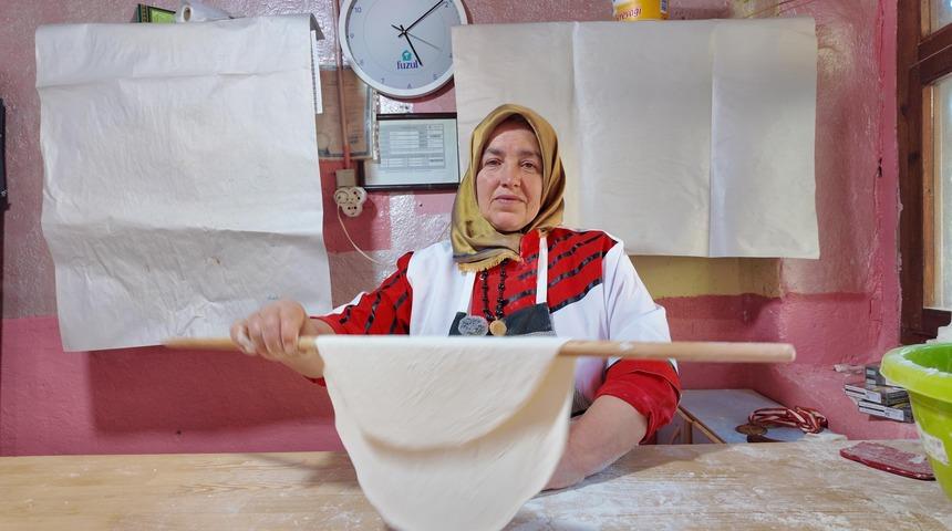 'Evine gidip otursana' diyenleri dinlemedi! G&ouml;zleme satarak 3 &ccedil;ocuğunu m&uuml;hendis yaptı