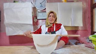 'Evine gidip otursana' diyenleri dinlemedi! Gözleme satarak 3 çocuğunu mühendis yaptı