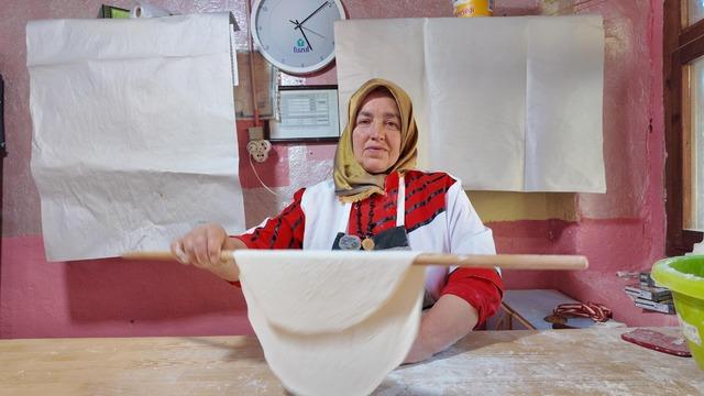 'Evine gidip otursana' diyenleri dinlemedi! Gözleme satarak 3 çocuğunu mühendis yaptı