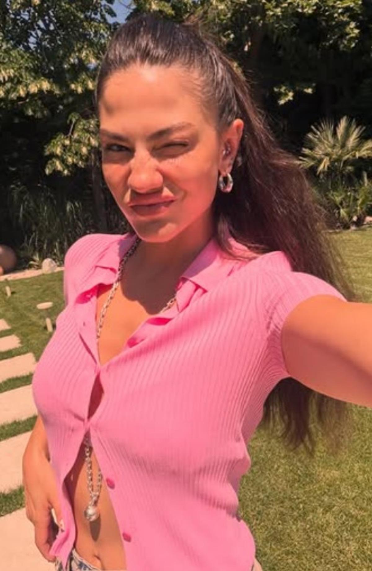 Eşref R&uuml;ya nın Nisan ı Demet &Ouml;zdemir peş peşe paylaştı! Beğeni yağdı 3