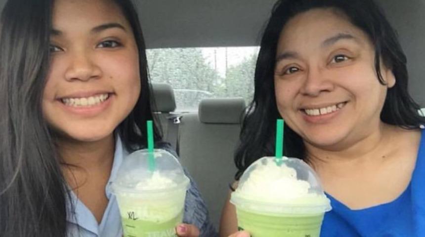 D&ouml;rt yıl boyunca annesiyle fotoğraf &ccedil;ekti, son fotoğrafı binlerce kişiyi ağlattı