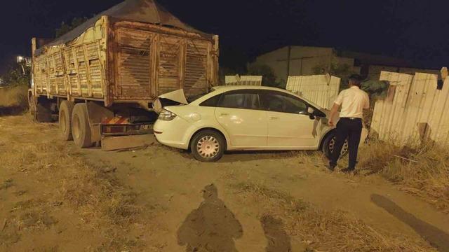 Kamyonla &ccedil;arpışan otomobilin s&uuml;r&uuml;c&uuml;s&uuml; yaralandı 2