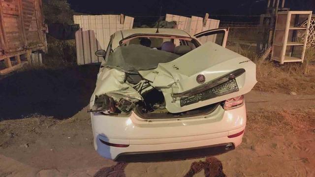 Kamyonla &ccedil;arpışan otomobilin s&uuml;r&uuml;c&uuml;s&uuml; yaralandı 1