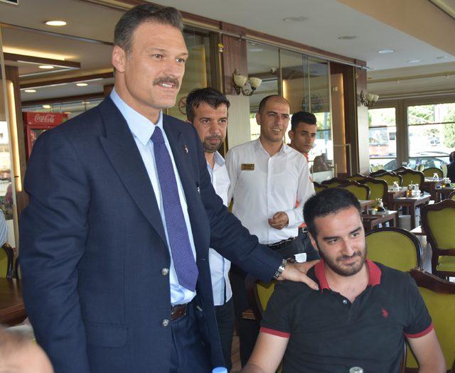 Milletvekili adayı Alpay Özalan döner kesti, çocukları sevdi