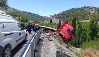 Malatya&rsquo;da &ccedil;ekici bariyerlere &ccedil;arparak askıda kaldı