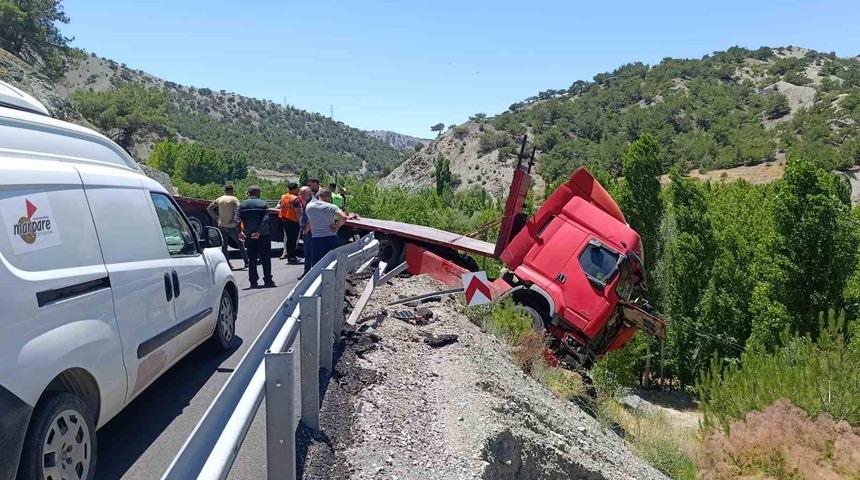 Malatya&rsquo;da &ccedil;ekici bariyerlere &ccedil;arparak askıda kaldı