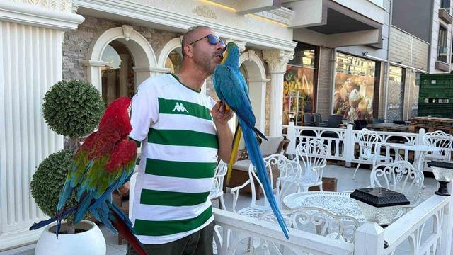 Onları görenler dönüp bir daha bakıyor